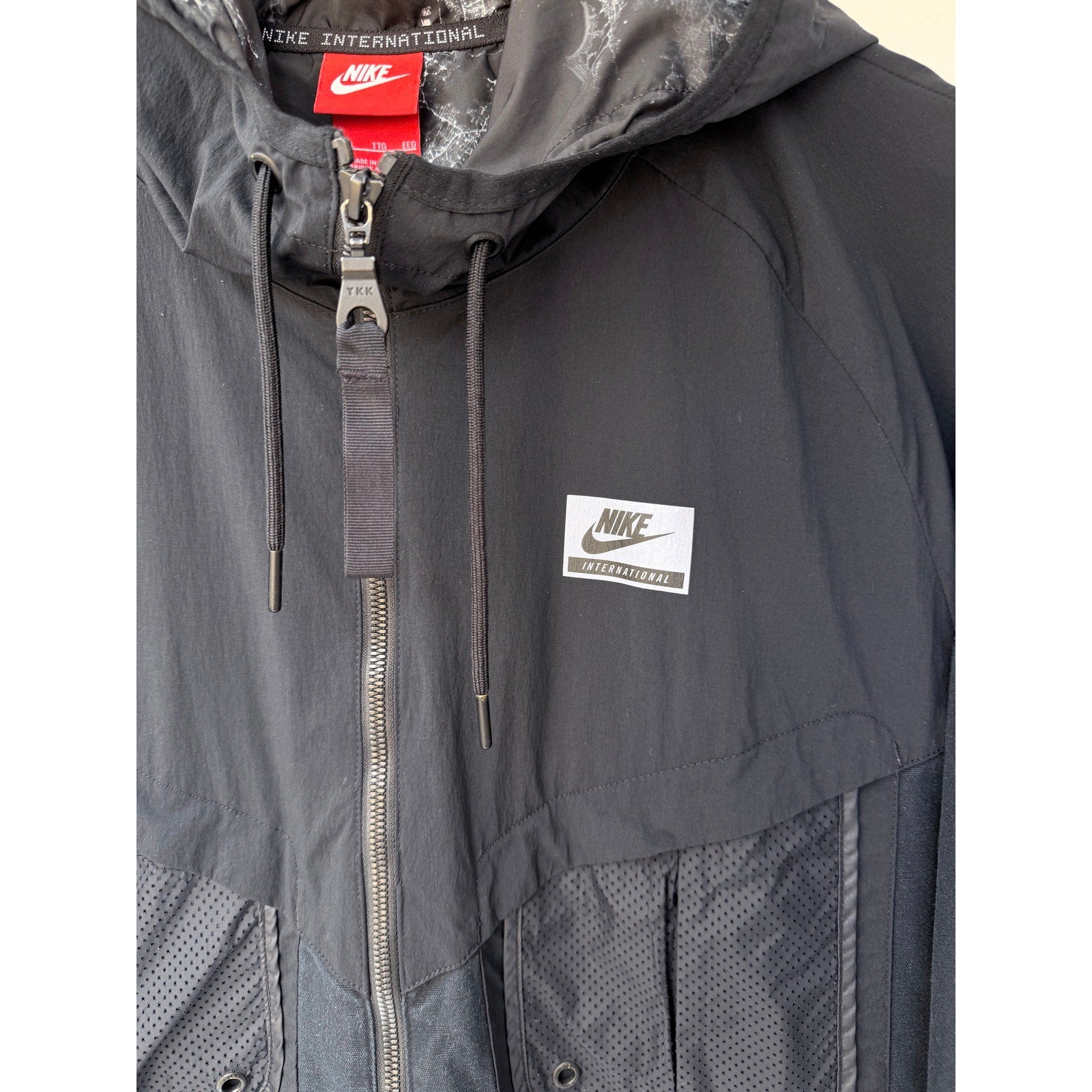 Nike International Windbreaker Jacket Mens XXL Black Full Zip Hooded Lightweight