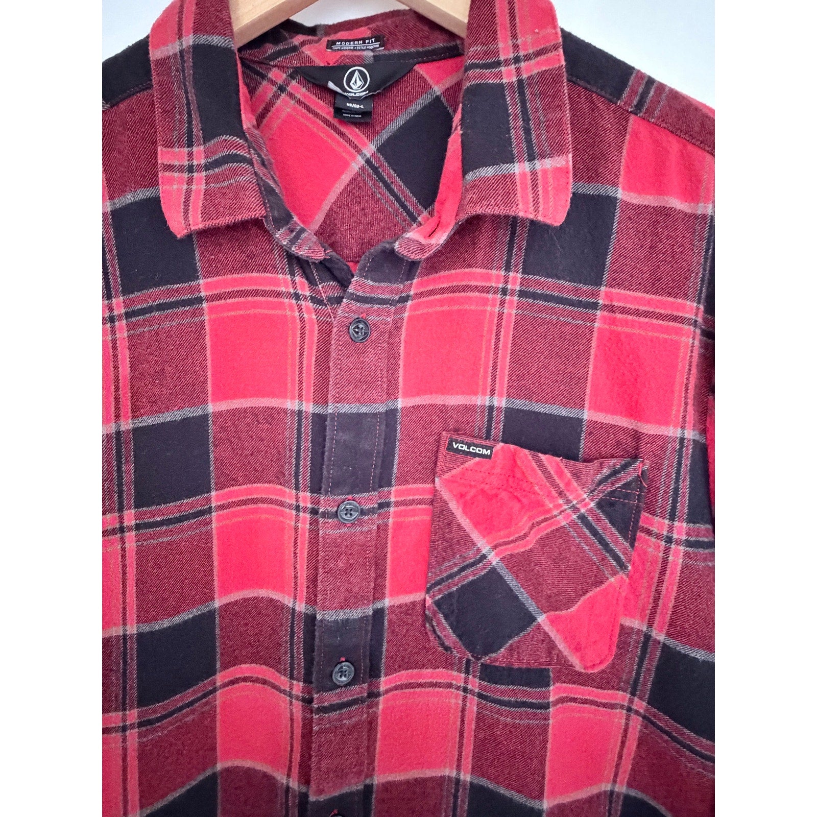 Volcom Plaid Flannel Shirt Mens Large Red Black Modern Fit Button Up