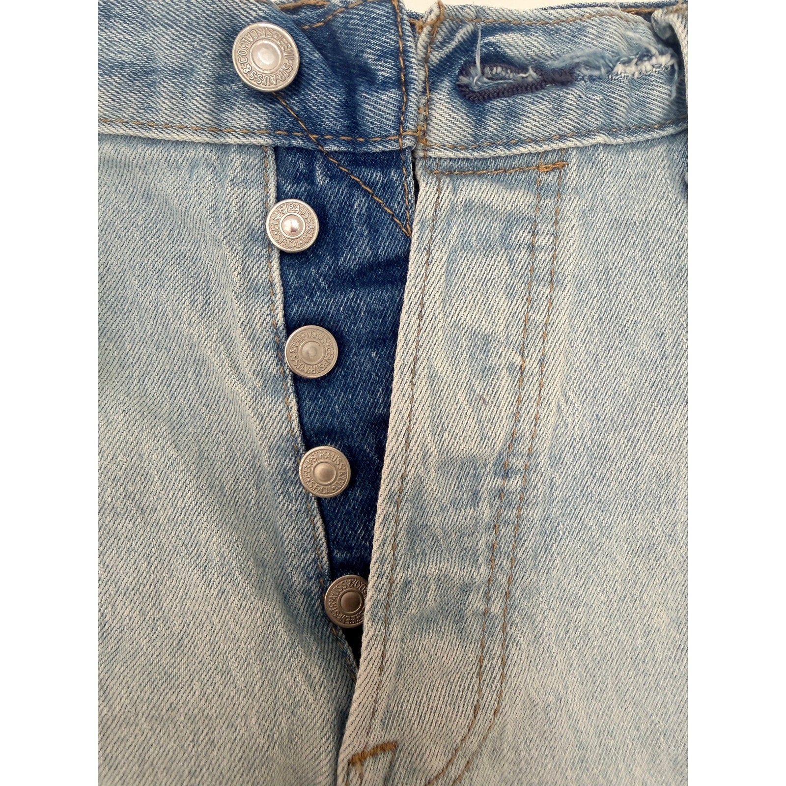 Levi's Men's 501 Light Wash Denim Shorts W33 L9