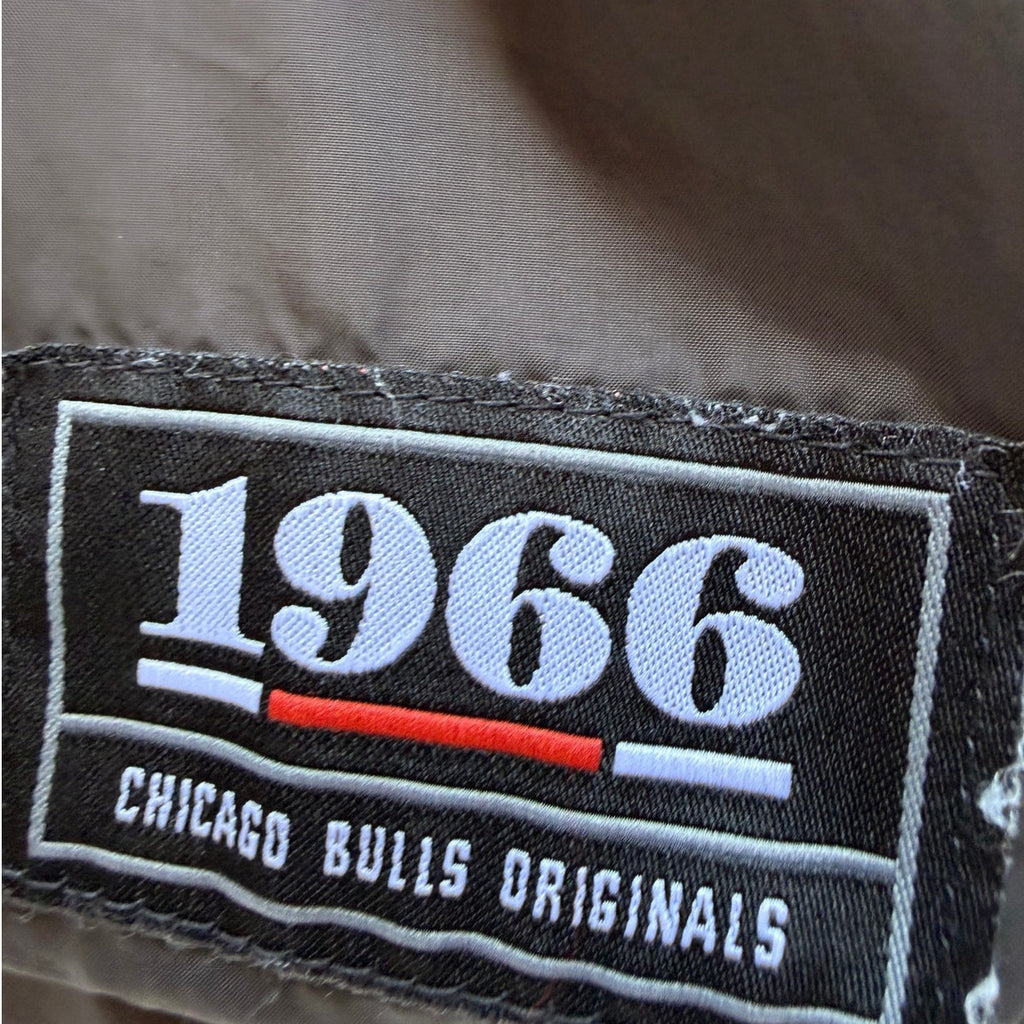 Chicago Bulls 1966 Windbreaker Jacket Mens Medium Black Red Hooded Half Zip NBA
