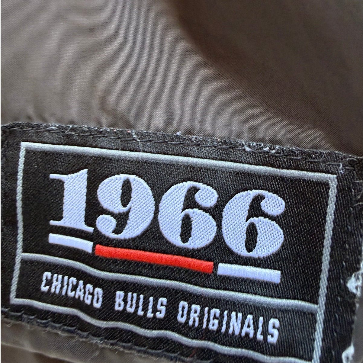 Chicago Bulls 1966 Windbreaker Jacket Mens Medium Black Red Hooded Half Zip NBA