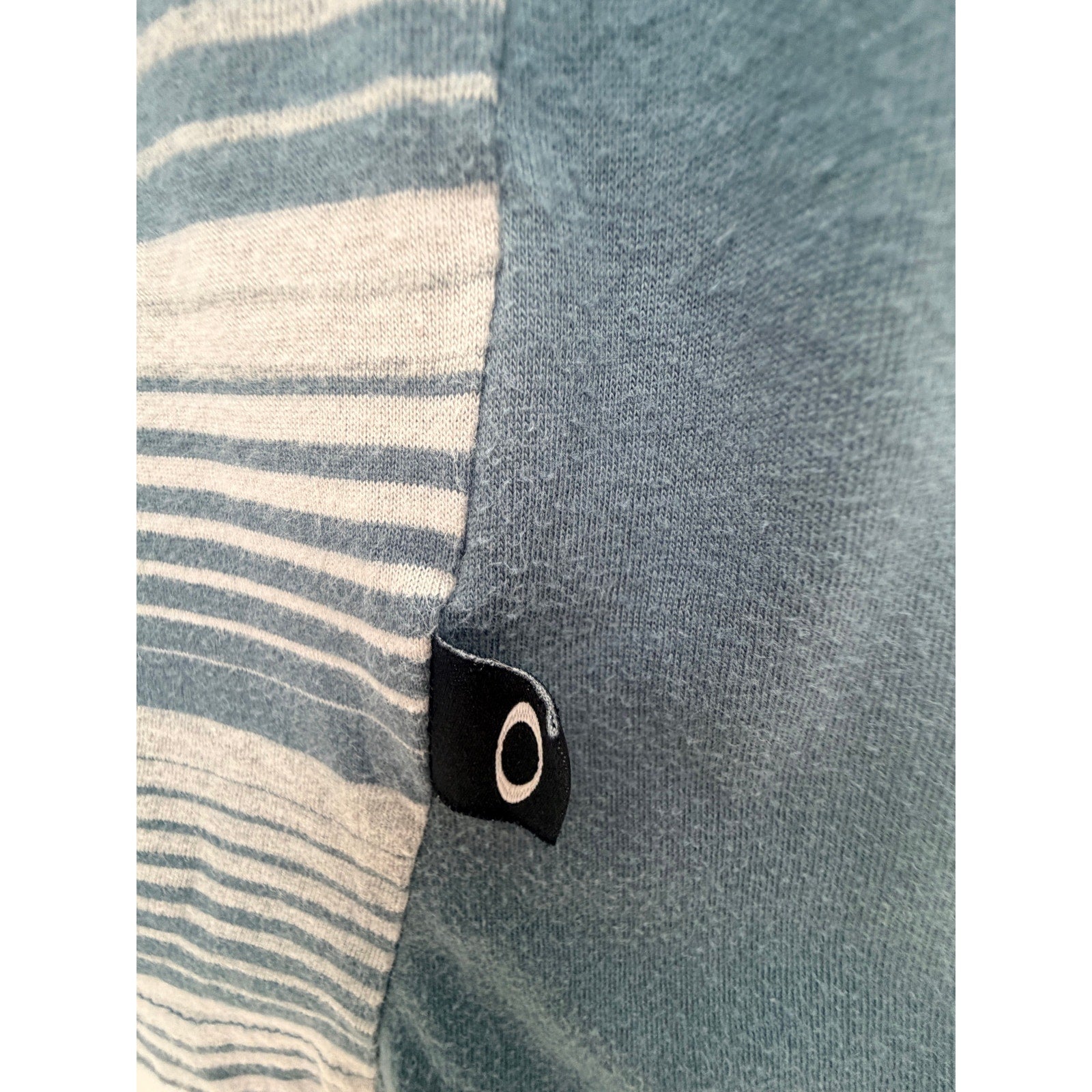 Oakley Blue Gray Striped V Neck T Shirt Mens Medium